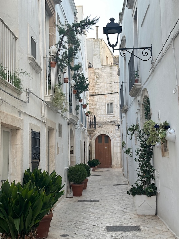italy-puglia-locorotondo-street-your-italian-travel-guide
