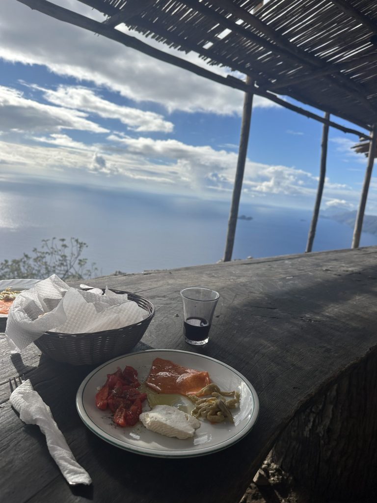 italy-campania-uitzicht-sentiero-degli-dei-bord-herder-antonio--your-italian-travel-guide